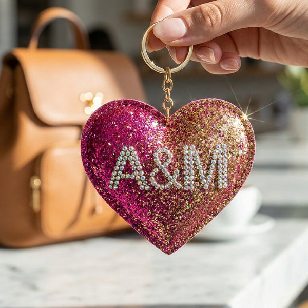 Ein einzigartiger, personalisierter schlüßelanhängerhandgefertigt aus moosgunni Glitzer an einer stylischen Handtasche.