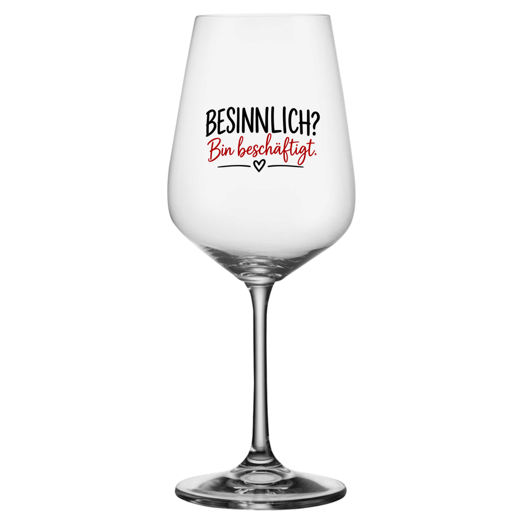 Elegantes Weinglas mit Aufschrift „BESINNLICH? Bin beschäftigt.“ und Herz-Motiv von Wortmelodie Moments