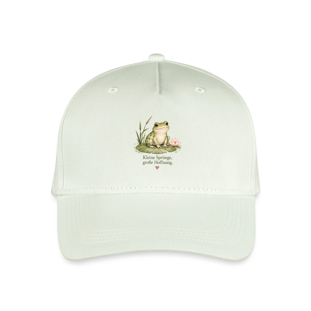 Kinder-Cap inHellgrün mit einem niedlichen Frosch auf einem Seerosenblatt und dem Schriftzug „Kleine Sprünge, große Hoffnung“