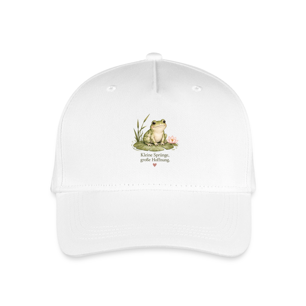 Kinder-Cap in Weiß mit einem niedlichen Frosch auf einem Seerosenblatt und dem Schriftzug „Kleine Sprünge, große Hoffnung“