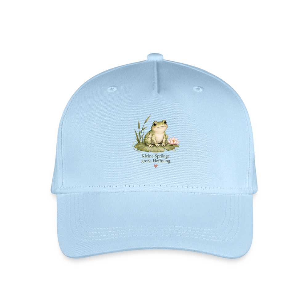 Kinder-Cap in Hellblau mit einem niedlichen Frosch auf einem Seerosenblatt und dem Schriftzug „Kleine Sprünge, große Hoffnung“